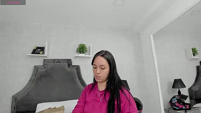 EmiliaRose  online show from November 27, 2025, 8:55 pm