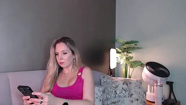 Snapshot of luscious-Lilly chatting on September 18, 2025, 10:50 am luscious-Lilly online show from September 18, 2025, 10:50 am
