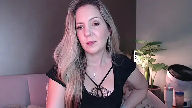 Snapshot of luscious-Lilly chatting on September 26, 2025, 9:57 am luscious-Lilly online show from September 26, 2025, 9:57 am