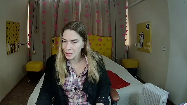 Snapshot of TessaDaybreak chatting on February 5, 2026, 7:35 am TessaDaybreak online show from February 5, 2026, 7:35 am