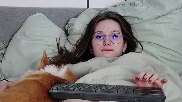 Snapshot of -Amora chatting on April 7, 2026, 11:21 am -Amora online show from April 7, 2026, 11:21 am