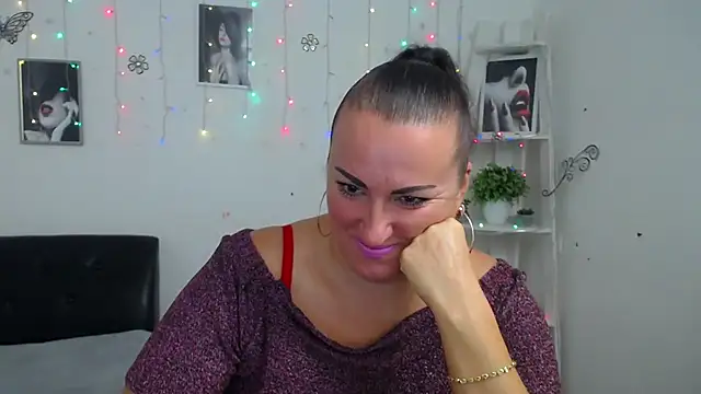 Snapshot of DianaMGG chatting on October 9, 2025, 5:27 am DianaMGG online show from October 9, 2025, 5:27 am