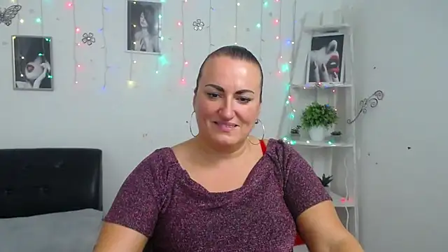 Snapshot of DianaMGG chatting on October 9, 2025, 5:33 pm DianaMGG online show from October 9, 2025, 5:33 pm