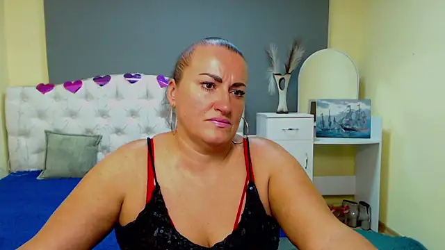 Snapshot of DianaMGG chatting on October 10, 2025, 5:39 am DianaMGG online show from October 10, 2025, 5:39 am