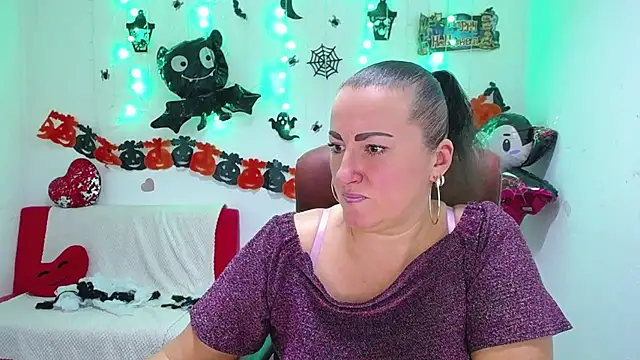 Snapshot of DianaMGG chatting on November 2, 2025, 6:21 pm DianaMGG online show from November 2, 2025, 6:21 pm