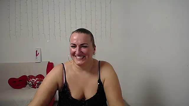 Snapshot of DianaMGG chatting on November 8, 2025, 6:18 pm DianaMGG online show from November 8, 2025, 6:18 pm
