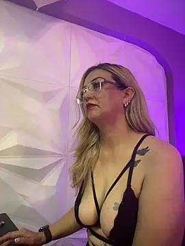 Snapshot of Azaahara_ chatting on February 26, 2026, 2:05 pm Azaahara online show from February 26, 2026, 2:05 pm