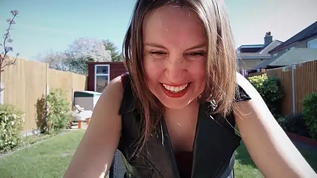 eatmypie69 online show from April 8, 2026, 9:42 am