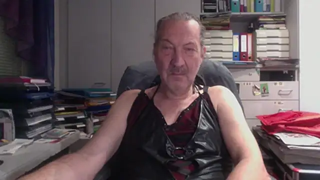 HMStraps01 online show from December 18, 2025, 5:41 pm