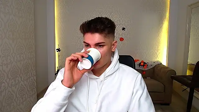 Snapshot of MaxKaiden chatting on October 23, 2025, 4:56 am MaxKaiden online show from October 23, 2025, 4:56 am