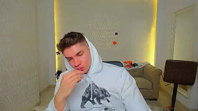 Snapshot of MaxKaiden chatting on October 27, 2025, 5:55 am MaxKaiden online show from October 27, 2025, 5:55 am