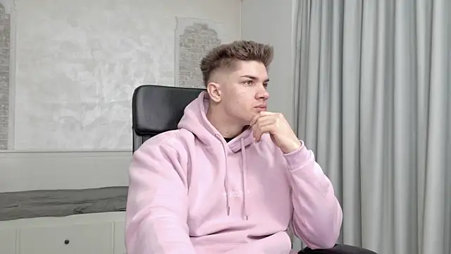 Snapshot of MaxKaiden chatting on April 3, 2026, 4:21 am MaxKaiden online show from April 3, 2026, 4:21 am