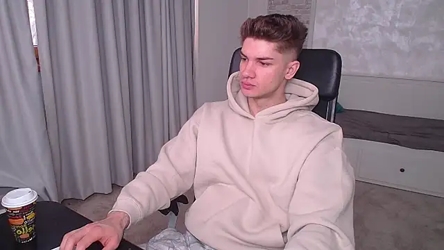 Snapshot of MaxKaiden chatting on April 5, 2026, 5:48 am MaxKaiden online show from April 5, 2026, 5:48 am