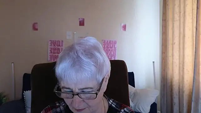 Sandra Snowflake online show from May 13, 2026, 4:21 am