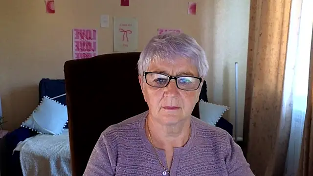 Sandra Snowflake online show from June 18, 2026, 4:02 am