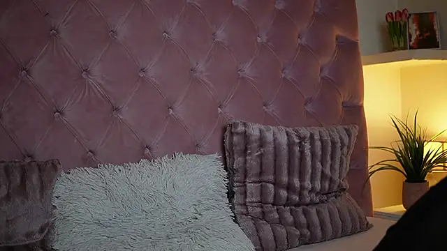 MaiaMini online show from October 12, 2025, 8:52 pm