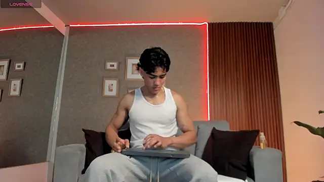 Snapshot of Taylercross chatting on February 17, 2025, 7:31 pm Taylercross online show from February 17, 2025, 7:31 pm