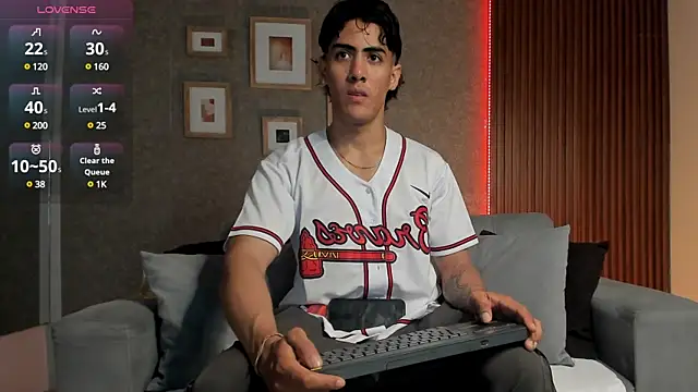 Snapshot of Taylercross chatting on February 18, 2025, 7:41 pm Taylercross online show from February 18, 2025, 7:41 pm