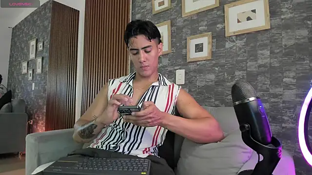 Snapshot of Taylercross chatting on November 25, 2025, 6:52 pm Taylercross online show from November 25, 2025, 6:52 pm