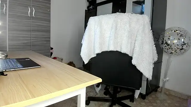 MollyCraft online show from December 4, 2025, 7:11 pm