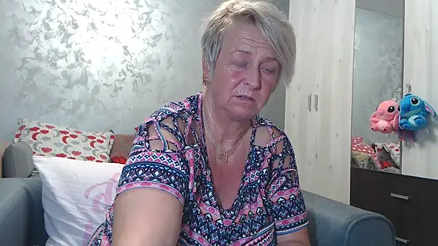 RosesandLillies online show from November 2, 2025, 5:26 pm