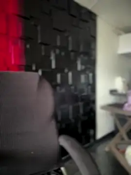 Emily-teen online show from November 24, 2025, 1:22 pm