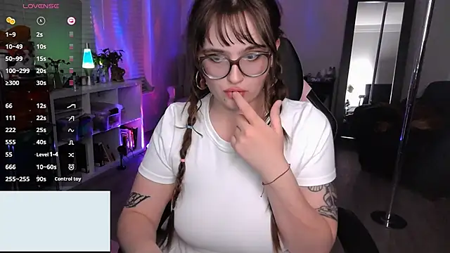 Snickerdoodles69 online show from March 14, 2025, 3:48 am