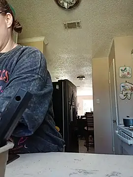 HTXBELLE online show from October 30, 2025, 6:30 pm