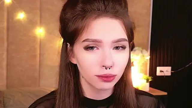 Snapshot of Sierra_Fane chatting on November 9, 2025, 6:01 am Sierra Fane online show from November 9, 2025, 6:01 am