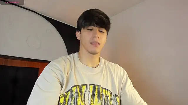 Snapshot of Allex_Cano chatting on March 1, 2026, 8:33 pm Allex Cano online show from March 1, 2026, 8:33 pm