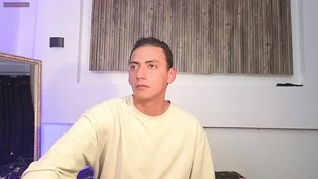 Snapshot of aron_and_paula chatting on October 9, 2025, 4:32 am aron and paula online show from October 9, 2025, 4:32 am