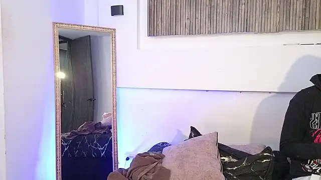 Snapshot of aron_and_paula chatting on November 12, 2025, 4:57 am aron and paula online show from November 12, 2025, 4:57 am