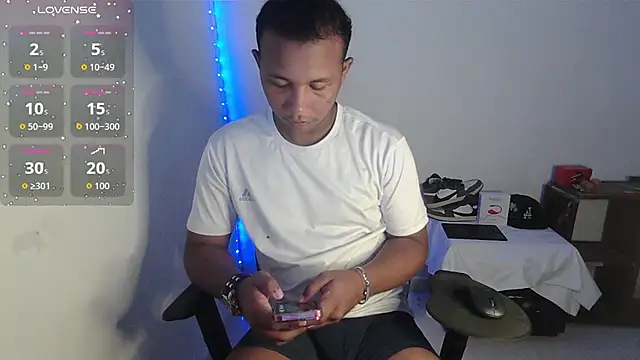 Snapshot of Gooss_cum chatting on October 13, 2025, 3:23 pm Gooss cum online show from October 13, 2025, 3:23 pm