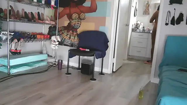 Snapshot of Queenanitadix chatting on October 15, 2025, 6:19 pm Queenanitadix online show from October 15, 2025, 6:19 pm