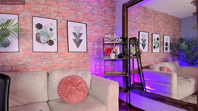 Lucia Brown  online show from October 6, 2025, 5:21 pm