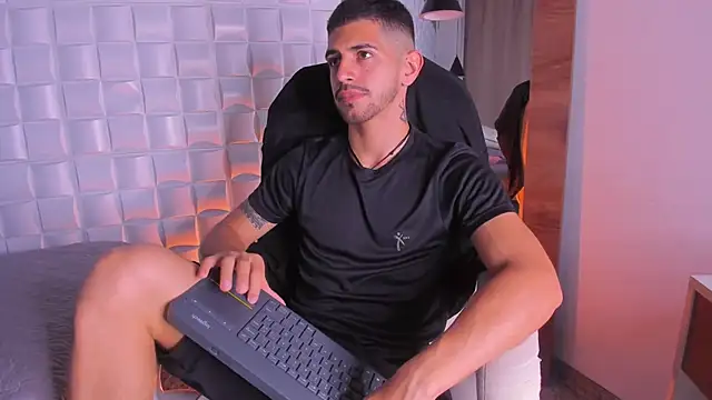 AlejandroStormm online show from November 21, 2025, 7:56 pm