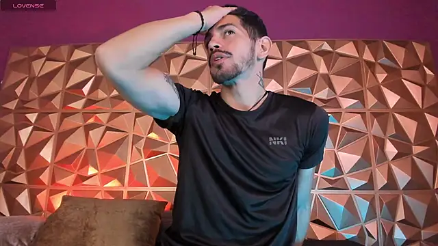 AlejandroStormm online show from December 19, 2025, 6:04 pm