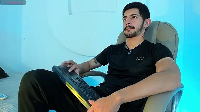 AlejandroStormm online show from March 27, 2026, 4:07 am