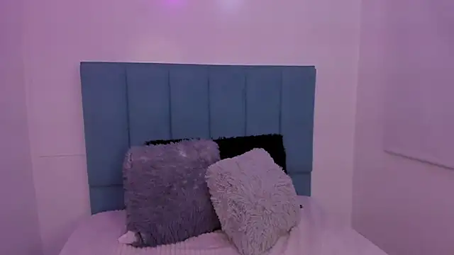 Anniie  Evans online show from November 3, 2025, 5:25 pm