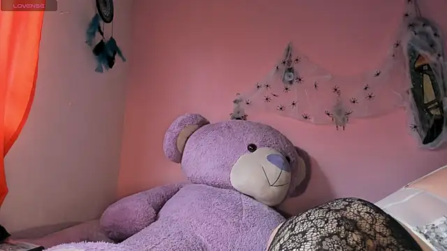 Maddy Jhonsson online show from October 28, 2025, 9:39 pm