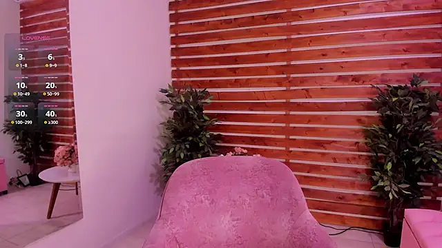 Laura Bonnet  online show from September 28, 2025, 3:39 pm