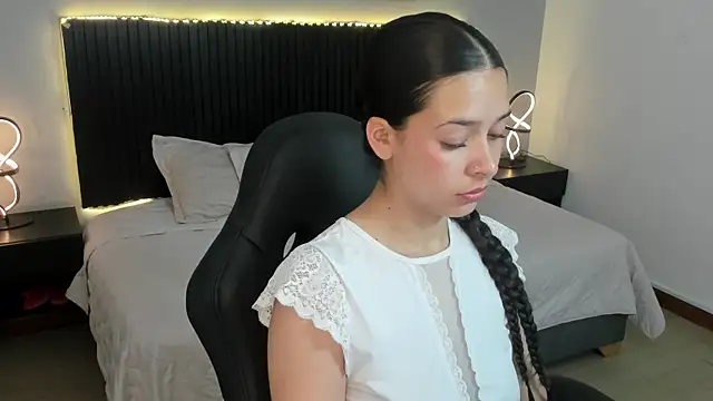 angeline davies online show from October 28, 2025, 3:43 am