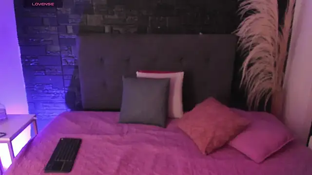 Maite Smith  online show from December 17, 2025, 12:22 pm