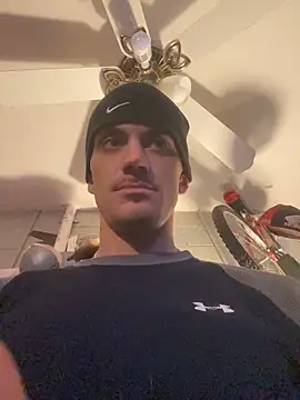 Polaroid White online show from November 15, 2025, 3:04 am