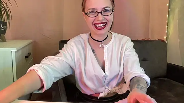 Just Scarlet  online show from January 9, 2026, 1:47 pm