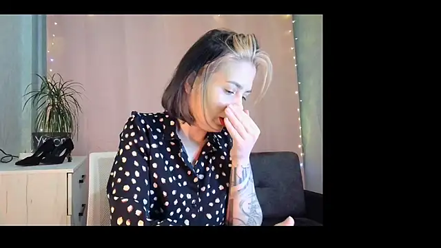 Just Scarlet  online show from January 10, 2026, 11:56 am