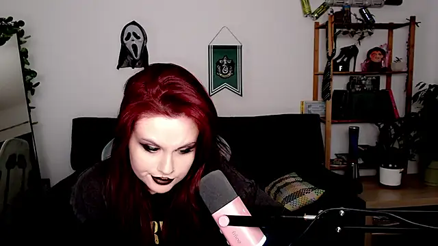 Snapshot of Della_Ideal chatting on November 10, 2025, 6:29 pm Della Ideal online show from November 10, 2025, 6:29 pm