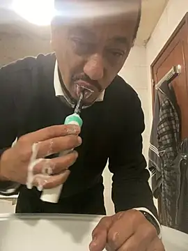 Snapshot of rogerdik76 chatting on January 14, 2026, 6:30 am rogerdik76 online show from January 14, 2026, 6:30 am