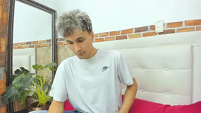 Snapshot of buddy_whitte chatting on September 11, 2025, 12:05 pm buddy whitte online show from September 11, 2025, 12:05 pm