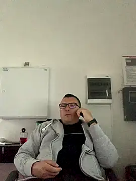 Snapshot of Mike8523 chatting on September 28, 2025, 4:29 am Mike8523 online show from September 28, 2025, 4:29 am